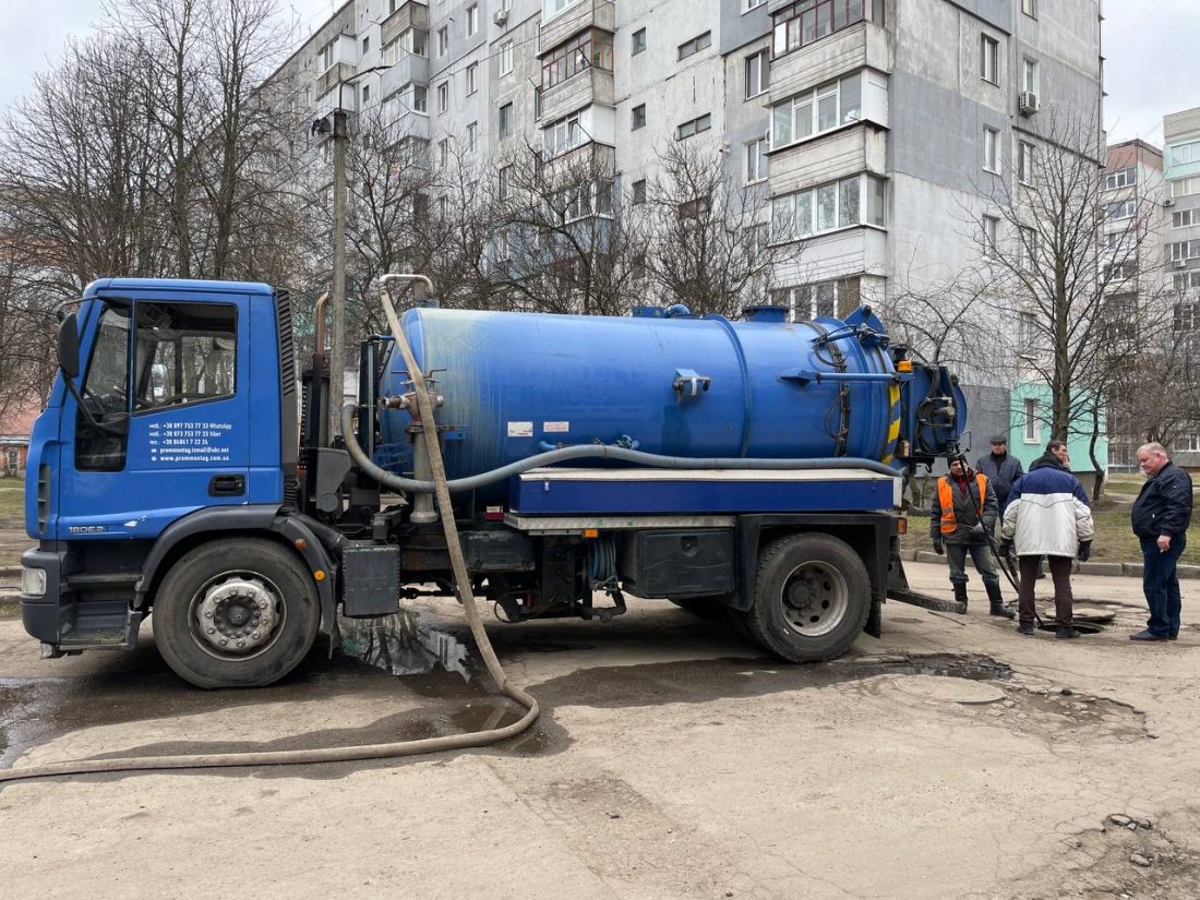 У Кропивницькому &#8220;Дніпро-Кіровоград&#8221; промиває проблемні каналізаційні колектори мулососом