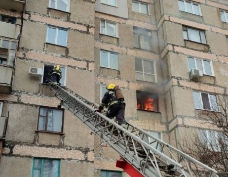 В Олександрії на Кіровоградщині під час пожежі врятували чоловіка. ФОТО