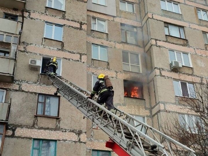 В Олександрії на Кіровоградщині під час пожежі врятували чоловіка. ФОТО