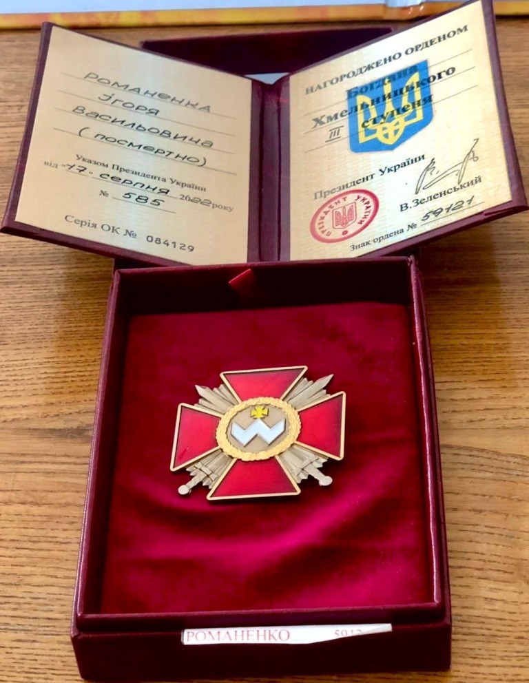 На Кіровоградщині рідним загиблого вручили орден Богдана Хмельницького, яким його нагородили посмертно