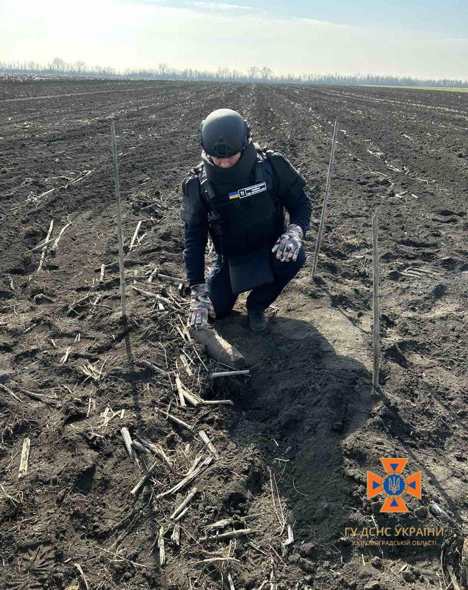 На Кіровоградщині серед поля знайшли застарілий артилерійський снаряд. ФОТО