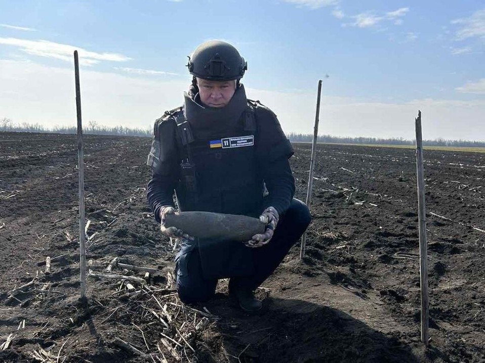 На Кіровоградщині серед поля знайшли застарілий артилерійський снаряд. ФОТО