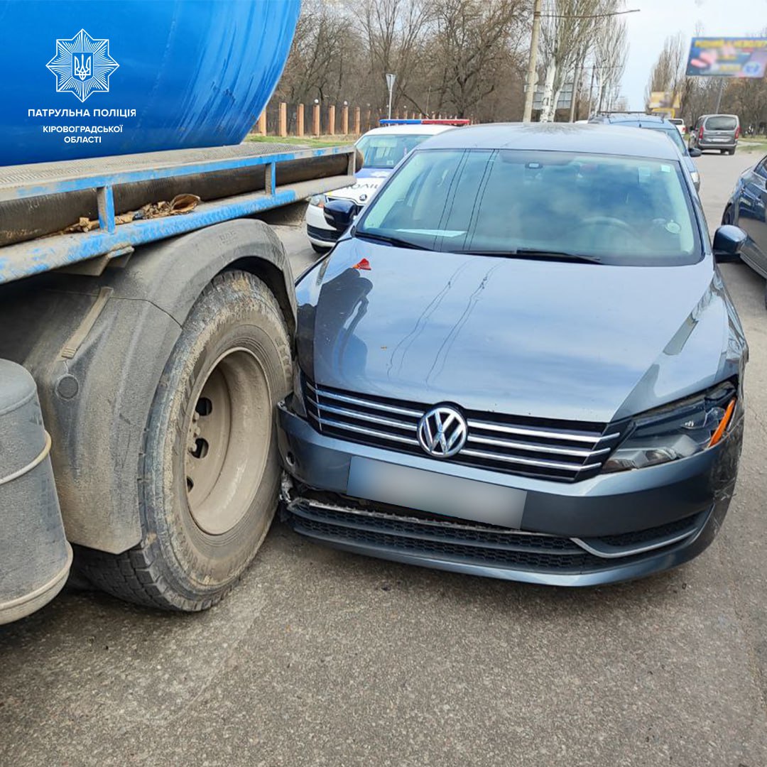 У Кропивницькому зіткнулися два легковика і вантажівка для асенізації. ФОТО