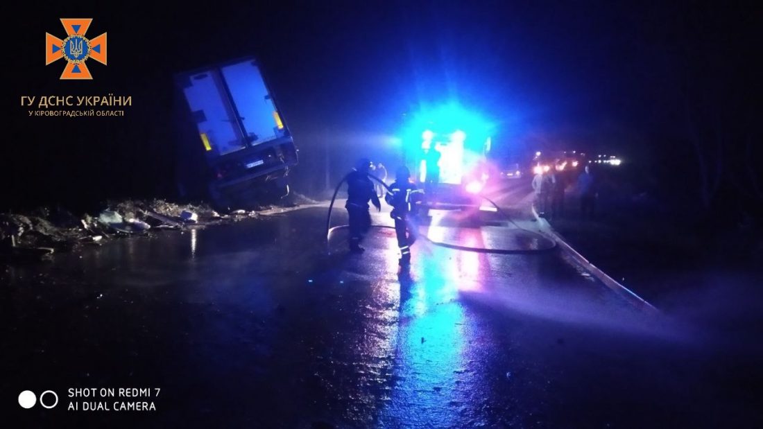 На Кіровоградщині зіштовхнулися вантажівки MAN і DAF, є постраждалий. ФОТО