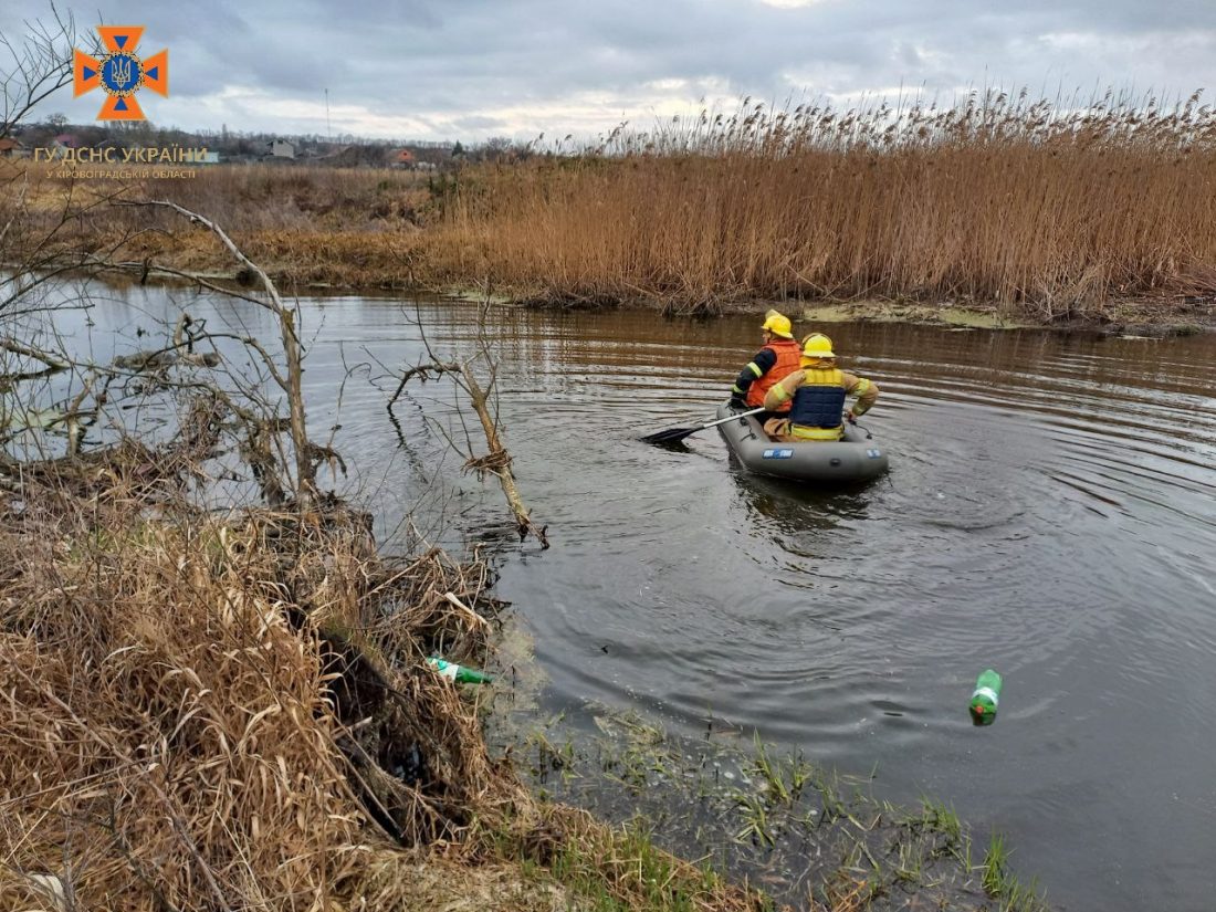 На Кіровоградщині рятувальники дістали з водойми тіло загиблого чоловіка. ФОТО
