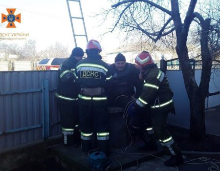 У Новоукраїнці на Кіровоградщині літній чоловік застряг у колодязі. ФОТО