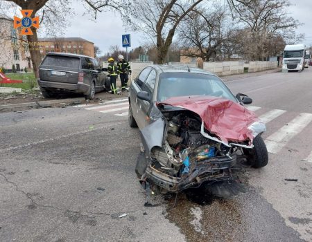 У ДТП в Олександрії на Кіровоградщині травмувалося двоє людей. ФОТО