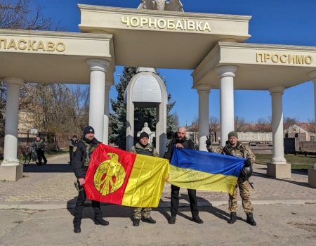 Прапор України зі словами підтримки передали кропивницьким захисникам на Херсонщину. ФОТО