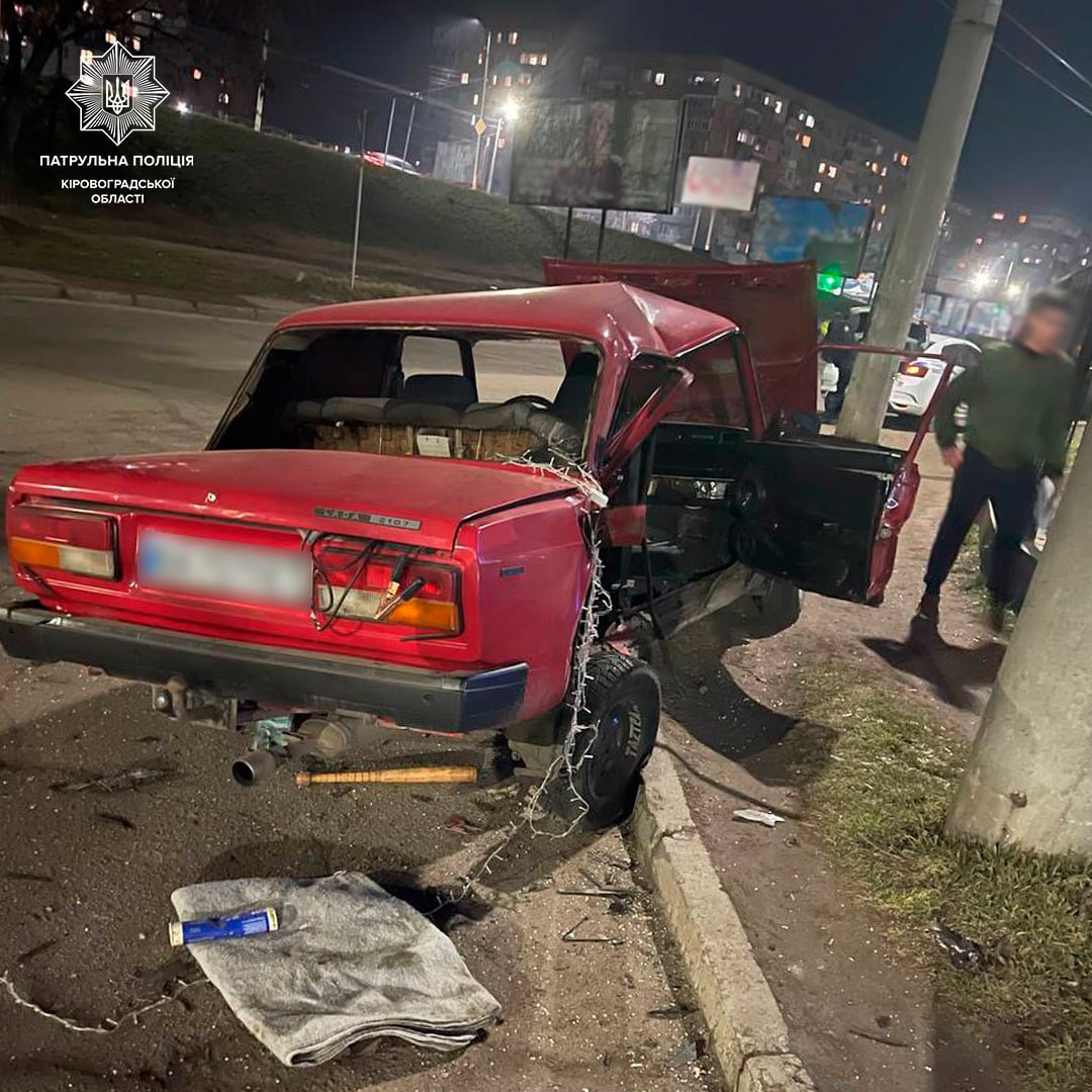 ДТП у Кропивницькому: без потерпілих, але одне авто розбите в мотлох. ФОТО