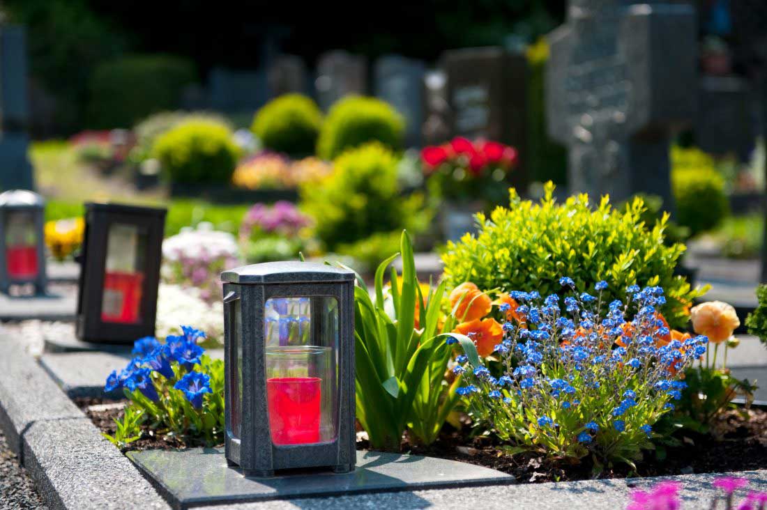 У Гайвороні на Кіровоградщині заборонили на кладовищах штучні вінки і квіти