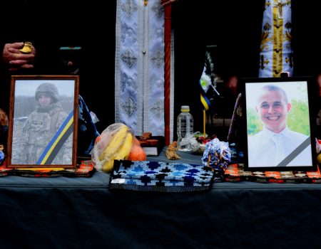 У Кропивницькому поховали двох бойових побратимів, які загинули в одному бою. ФОТО