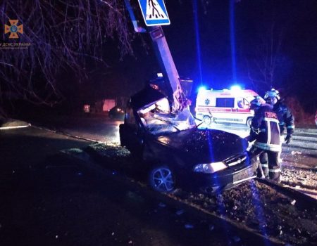 У Кропивницькому внаслідок зіткнення авто з електроопорою загинув водій. ФОТО