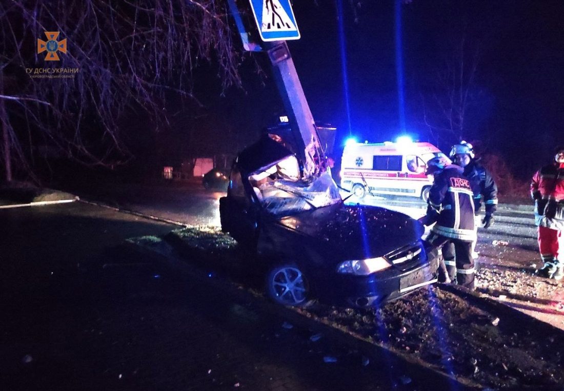 У Кропивницькому внаслідок зіткнення авто з електроопорою загинув водій. ФОТО