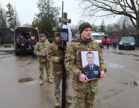 У Кропивницькому попрощалися з пілотом-штурмовиком Олександром Жибровим. ФОТО