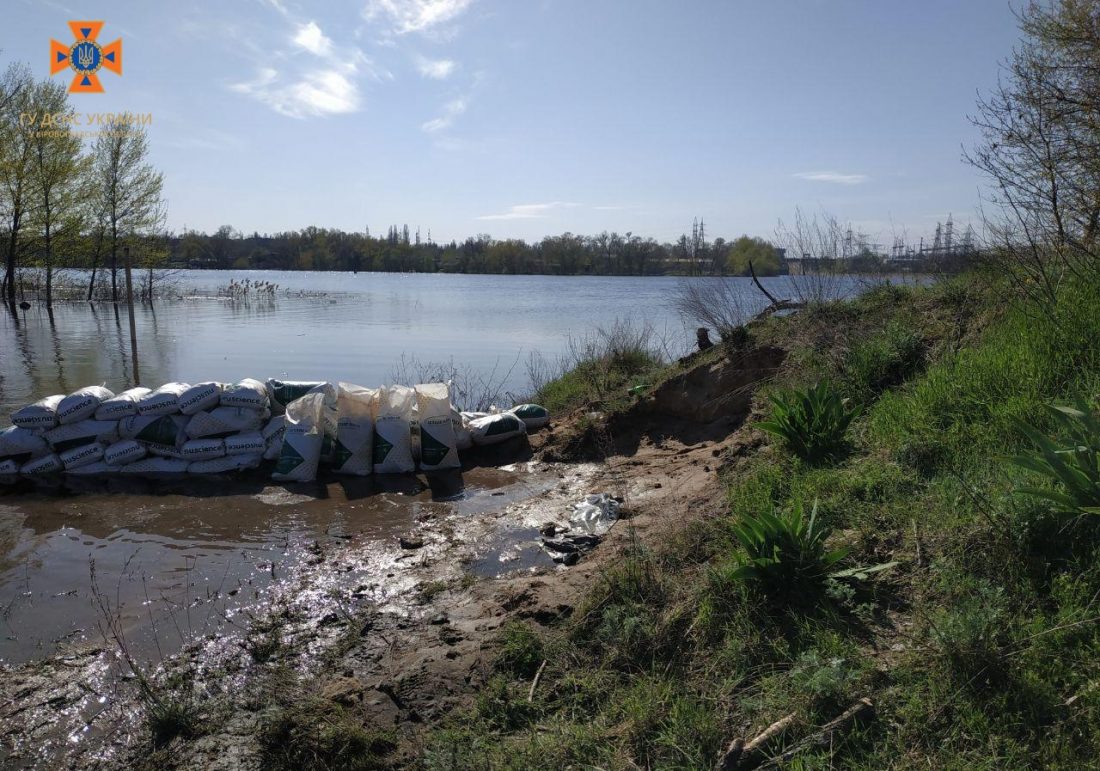 У Світловодську на Кіровоградщині влаштовують загату, щоб завадити подальшому підтопленню. ФОТО
