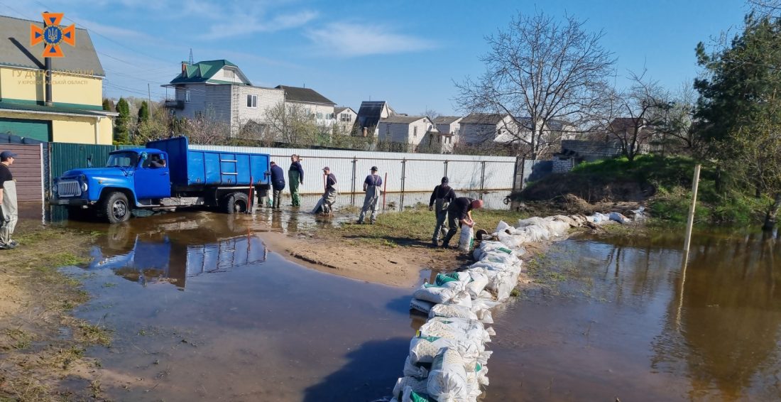 У Світловодську на Кіровоградщині влаштовують загату, щоб завадити подальшому підтопленню. ФОТО