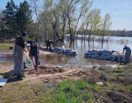 У Світловодську на Кіровоградщині влаштовують загату, щоб завадити подальшому підтопленню. ФОТО