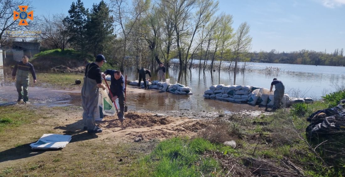 У Світловодську на Кіровоградщині влаштовують загату, щоб завадити подальшому підтопленню. ФОТО