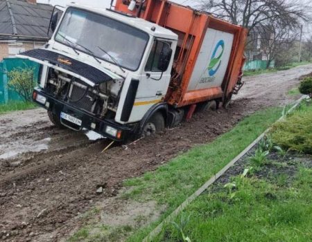 У Кропивницькому в деяких районах можливі затримки з вивезенням сміття – провалюються сміттєвози. ФОТО