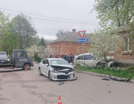 У Кропивницькому водій Acura MDX в’їхав у Toyota Camry і житловий будинок. ФОТО