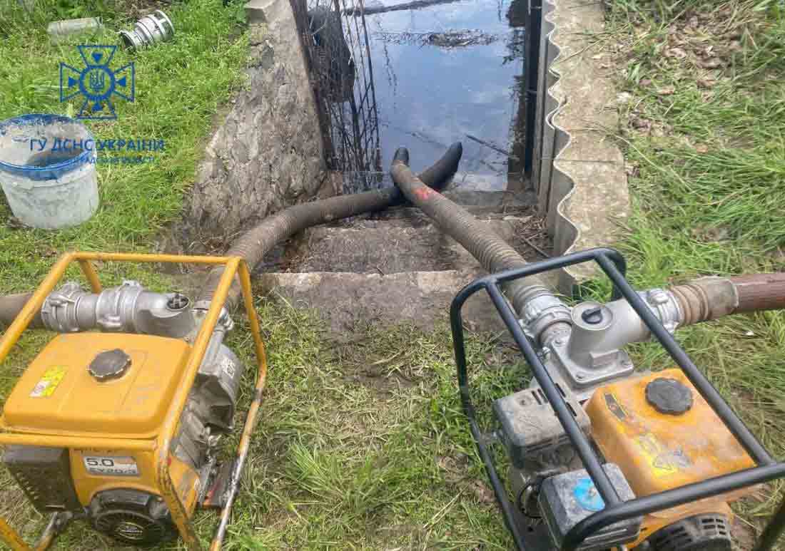 У Світловодську на Кіровоградщині рятувальники відкачували воду з підтоплених дач. ФОТО