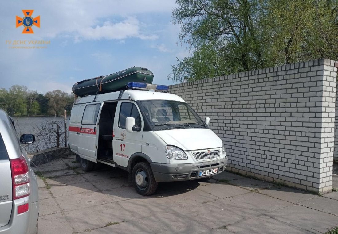 Рятувальники продовжують відкачувати воду з підтоплених садиб у Світловодську. ФОТО