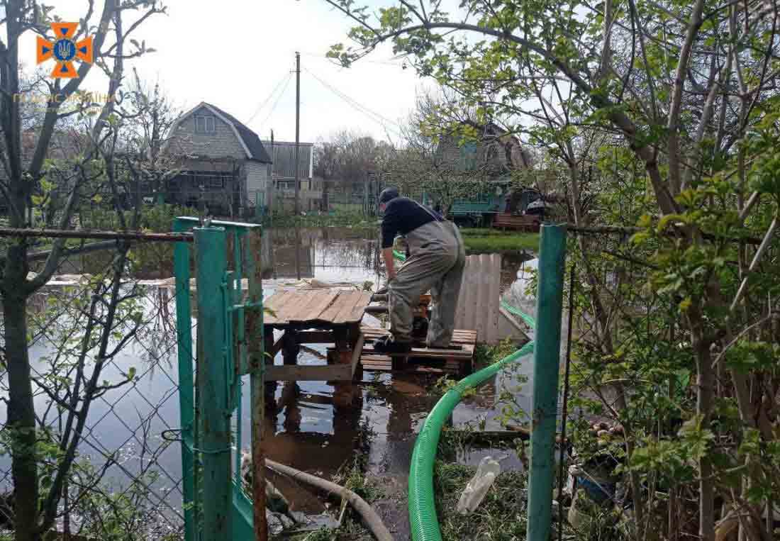 Рятувальники продовжують відкачувати воду з підтоплених садиб у Світловодську. ФОТО