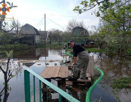 Рятувальники продовжують відкачувати воду з підтоплених садиб у Світловодську. ФОТО