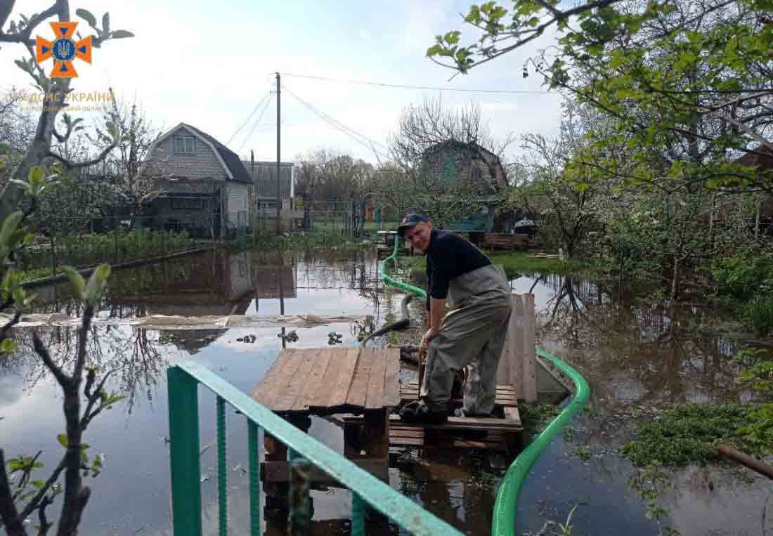 Рятувальники продовжують відкачувати воду з підтоплених садиб у Світловодську. ФОТО