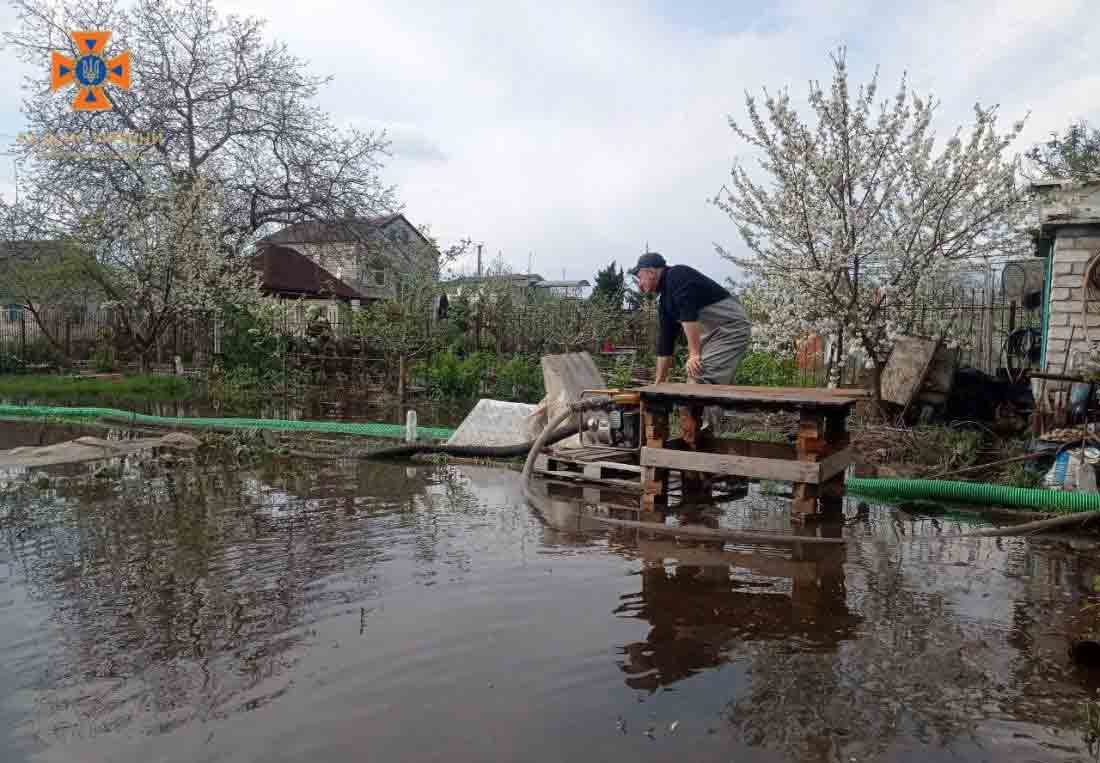 Рятувальники продовжують відкачувати воду з підтоплених садиб у Світловодську. ФОТО