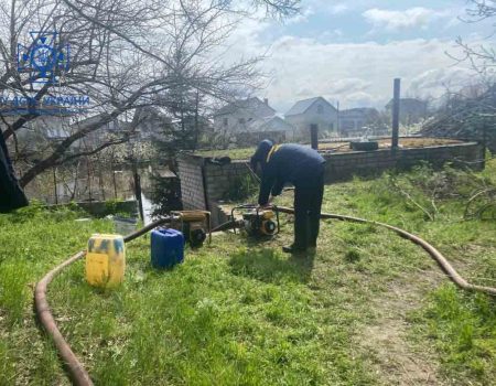 У Світловодську на Кіровоградщині рятувальники відкачували воду з підтоплених дач. ФОТО