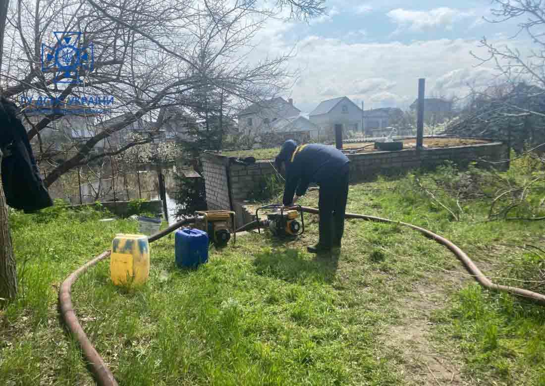 У Світловодську на Кіровоградщині рятувальники відкачували воду з підтоплених дач. ФОТО