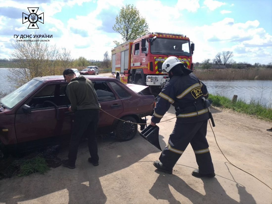 На Кіровоградщині автомобіль опинився в річці. ФОТО