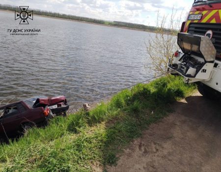 На Кіровоградщині автомобіль опинився в річці. ФОТО
