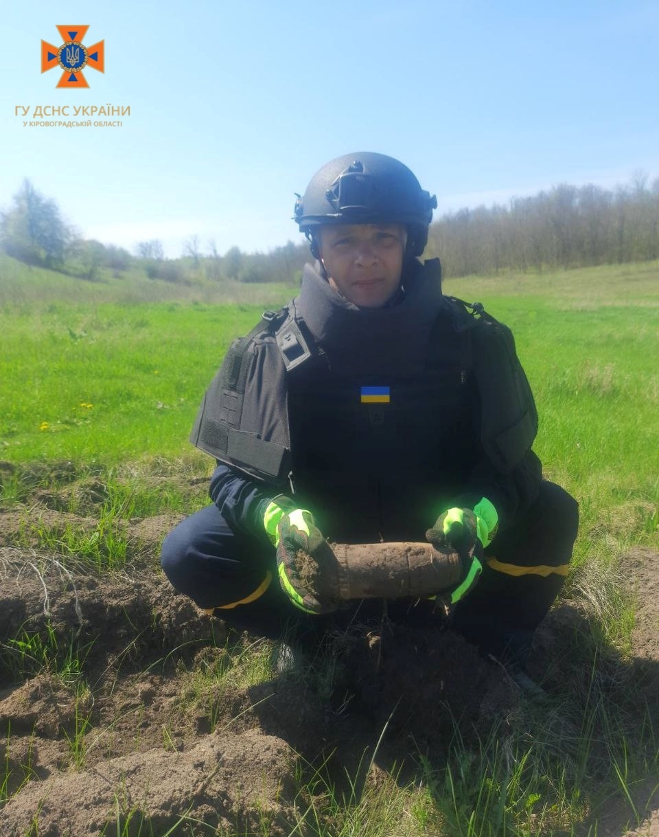 На Кіровоградщині сапери ДСНС знищили два артилерійських снаряди часів Другої світової війни. ФОТО