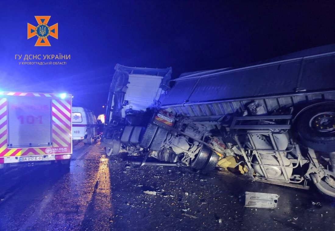 На Кіровоградщині зіткнулися вантажівки SCANIA та VOLVO, постраждав один із водіїв. ФОТО