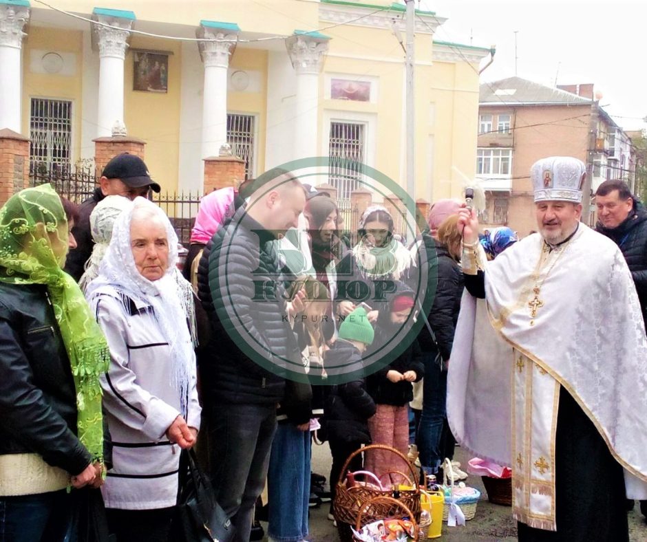 З-поміж трьох храмів у центрі міста на Великдень більшість кропивничан обрали український. ФОТО