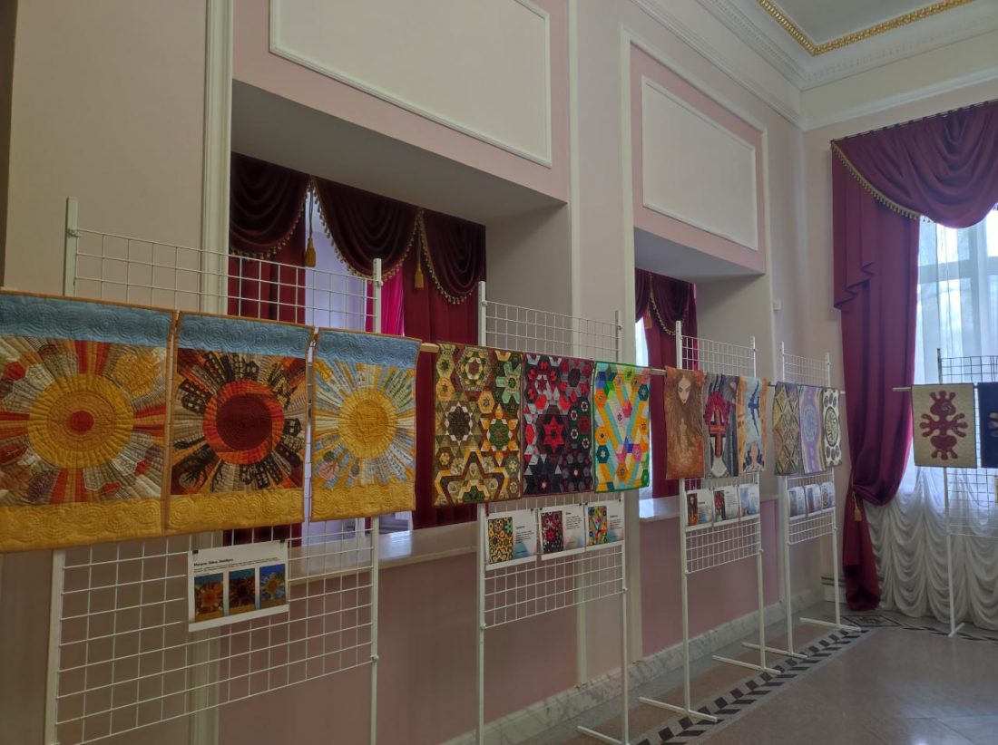 У приміщенні театру імені Кропивницького відкрилася виставка печворку, присвячена Україні і війні. ФОТО