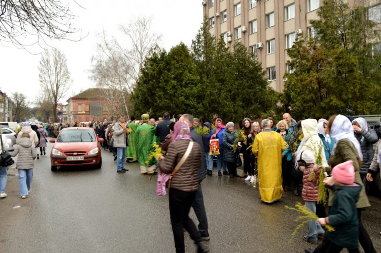 Парафіяни кропивницького храму ПЦУ придбали дві автівки для військових ...
