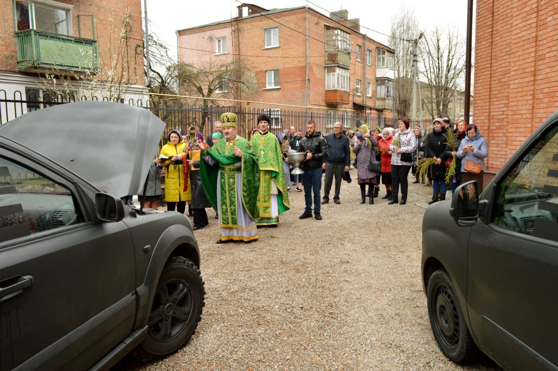 Парафіяни кропивницького храму ПЦУ придбали дві автівки для військових. ФОТО