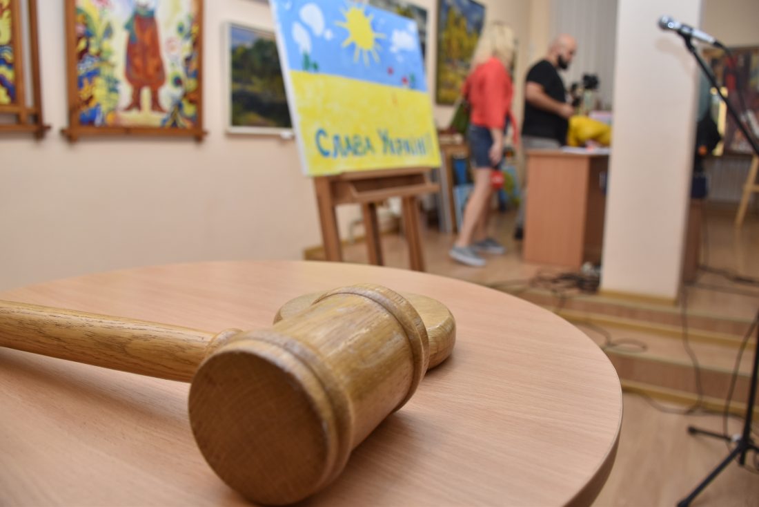 На Великодній благодійний аукціон у Кропивницькому виставлять триметрову ляльку