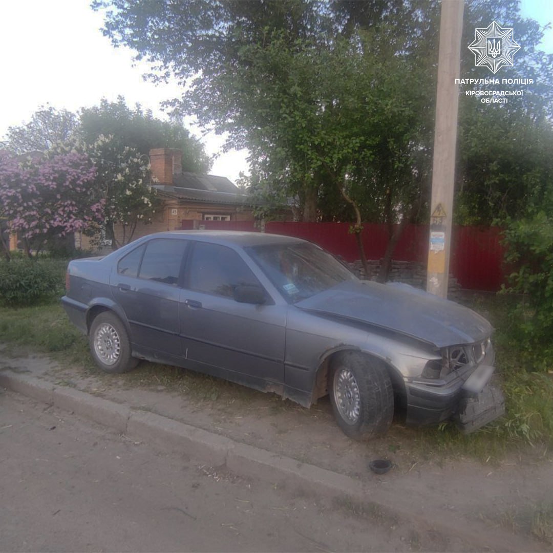 У Кропивницькому автівка не розминулася з електроопорою. ФОТО