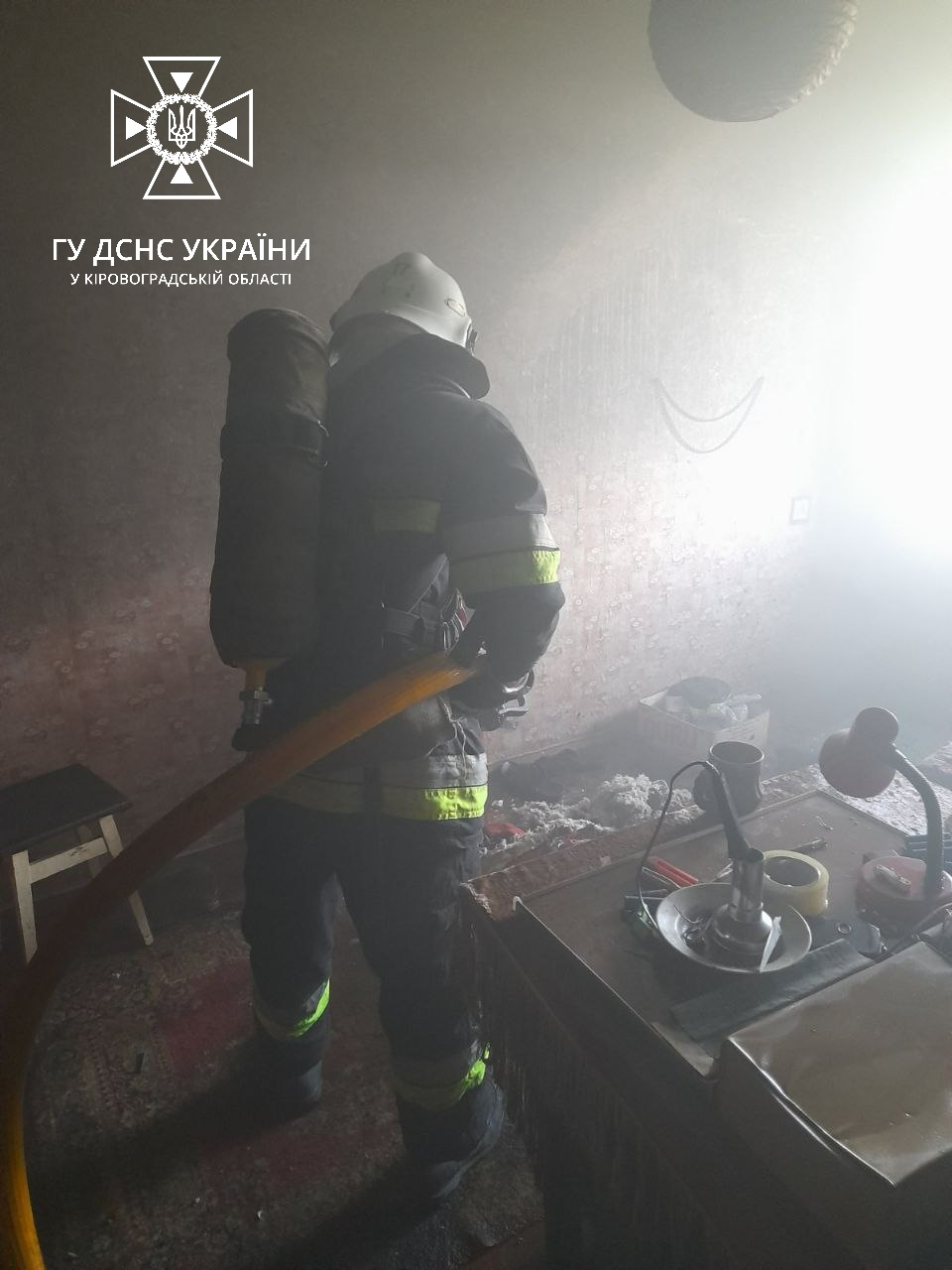 У Світловодську на Кіровоградщині під час гасіння пожежі врятували жінку. ФОТО