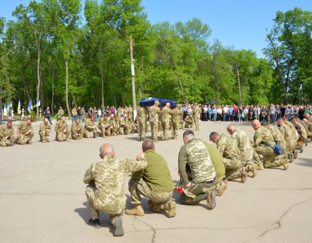 У Кропивницькому чотирьох воїнів провели до небесного війська. ФОТО