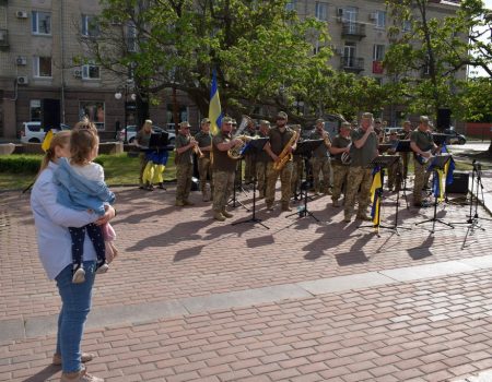 За два дні виступів оркестрів у центрі Кропивницького волонтери зібрали для ЗСУ 30 тисяч гривень