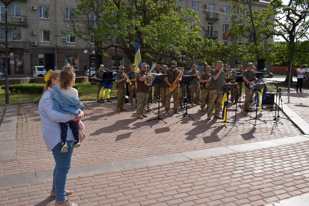 За два дні виступів оркестрів у центрі Кропивницького волонтери зібрали для ЗСУ 30 тисяч гривень