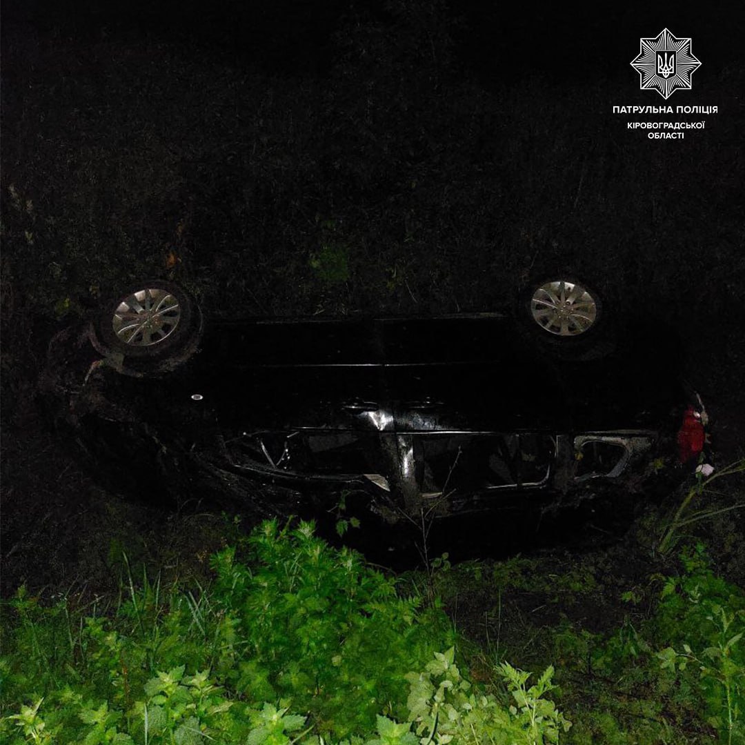 На Кіровоградщині автівка злетіла в кювет і перекинулася, п&#8217;яний водій &#8211; вцілів. ФОТО