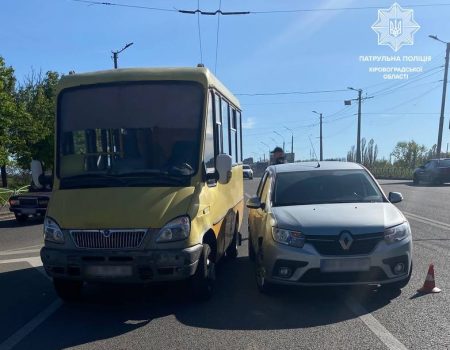 У Кропивницькому не розминулися автомобіль Renault і маршрутка. ФОТО