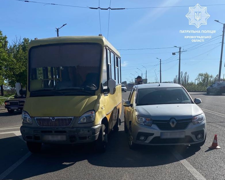 У Кропивницькому не розминулися автомобіль Renault і маршрутка. ФОТО