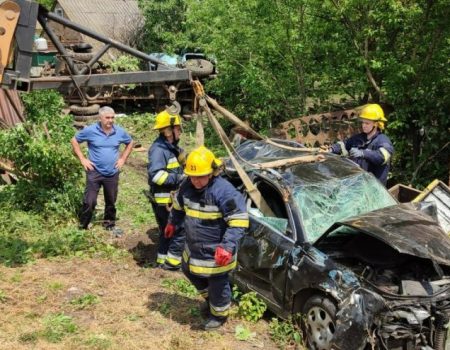 На Кіровоградщині Audi A4 довелося знімати з ГАЗ-53, у ДТП постраждали жінка й дитина. ФОТО